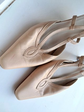 Zapato salón destalonado beige