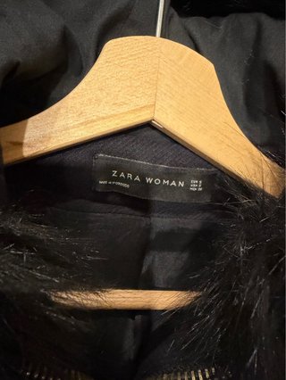 Abrigo Zara Negro con Capucha y Pelo