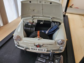 Maqueta Seat 600 D Salvat con Vitrina