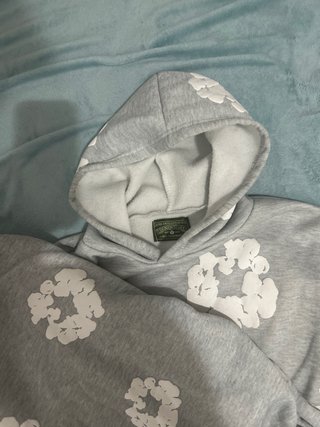 Conjunto Denim Tears gris con estampado