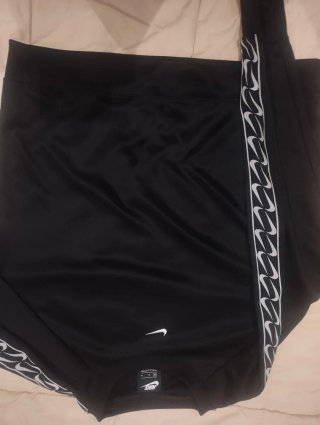 Sudadera Nike Negra con Logo Swoosh