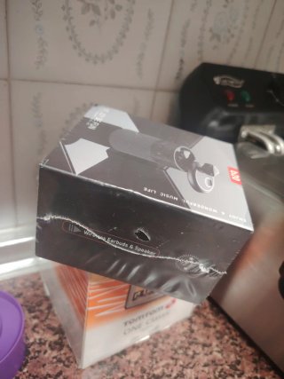 Altavoz y auriculares dos en 1 en su caja sin abri