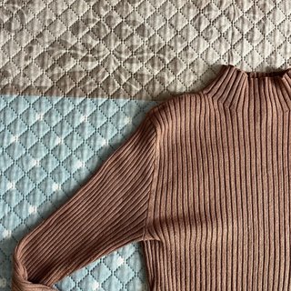 Jersey Bershka cuello alto beige