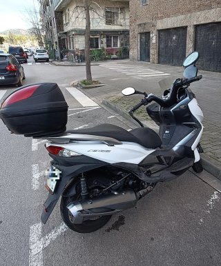 Kawasaki J300 Maxi-Scooter