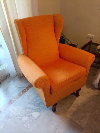 Sillón orejero naranja de tela