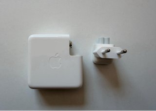 Cargador Apple 61W USB-C para MacBook Pro Original