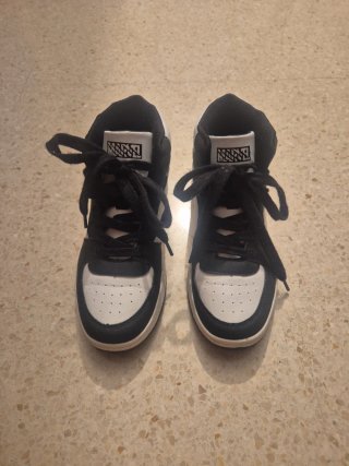 Tenis casuales negros y blancos