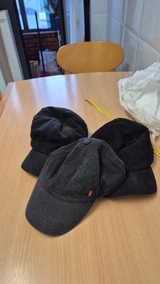 Set de 3 Gorras Levi's 1 de levis. 1 de pana. 1 p