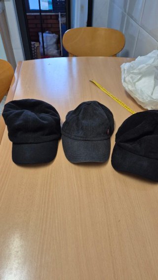 Set de 3 Gorras Levi's 1 de levis. 1 de pana. 1 p