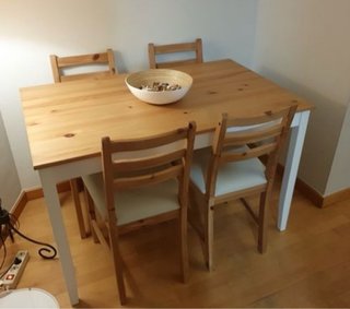 Mesa de comedor y 4 sillas de madera