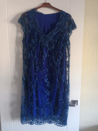 Vestido de encaje azul con lentejuelas