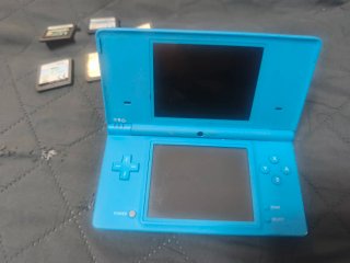 Nintendo DSi con funda, cargador y 5 juegos
