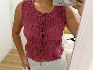 Top rosa fruncido con cordones