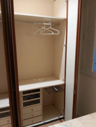 Armario modular grande beige y marrón.