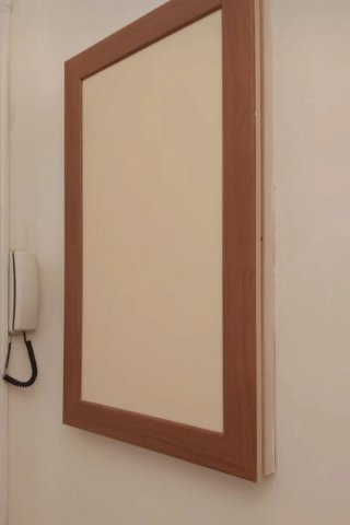 Armario modular grande beige y marrón.