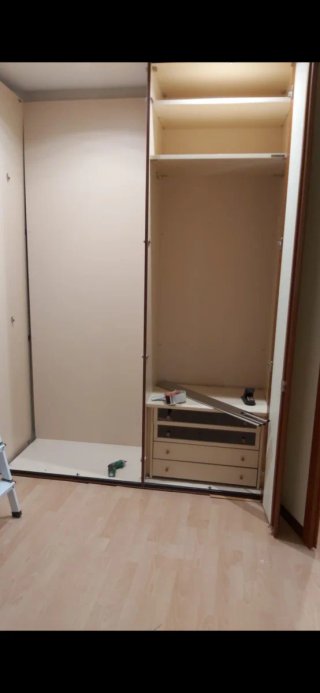 Armario modular grande beige y marrón.
