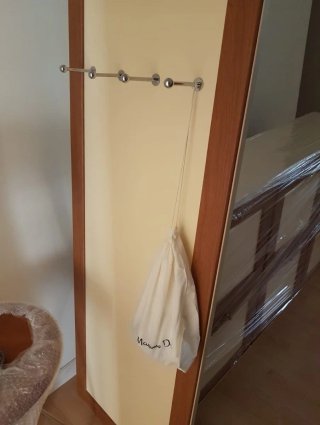 Armario modular grande beige y marrón.