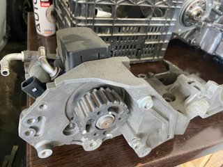 Bomba de alta presión 1.6 TDI CAY con soporte