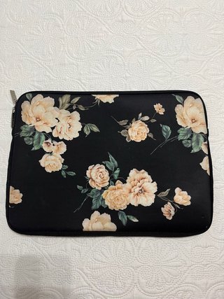 Funda portátil floral negra.