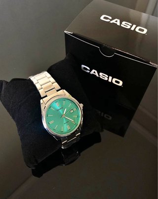 Reloj Casio Esfera Verde y Correa Plateada