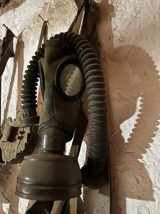 Antica maschera antigas militare con tubo
