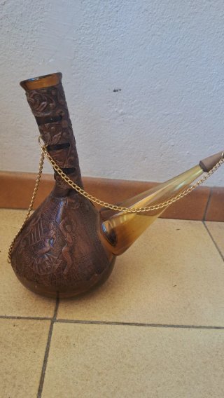 Jarra de vino decorada con cadena