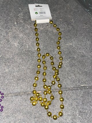 Collar de perlas doradas para disfraz