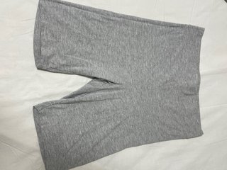 Dos mallas deportivas grises