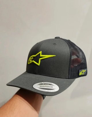 Gorra gris snapback con logo bordado alpinestar