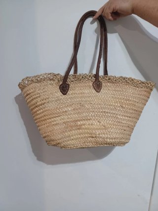 Bolso de mimbre con asas de cuero