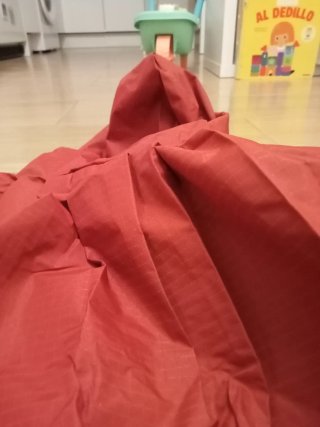 Chubasquero para mochila rojo
