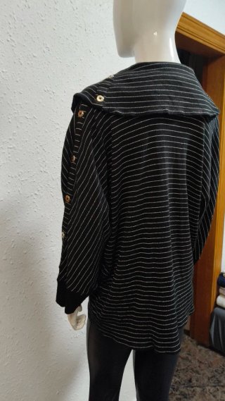 Jersey finas rayas plateadas cuello vuelto curvy