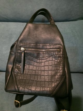 Bolso Mochila Negro imitación Piel Cocodrilo.
