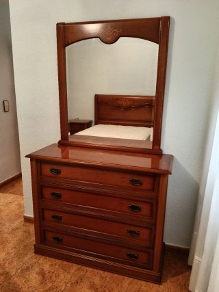 Cómoda de madera de calidad con espejo.