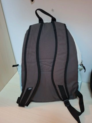 Mochila Reebok Unisex Azul y Blanca..