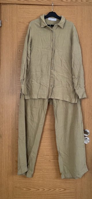 Conjunto de camisa y pantalón