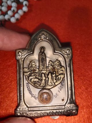Fátima: altar con reliquia, rosario, libro y med.