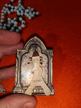 Fátima: altar con reliquia, rosario, libro y med.
