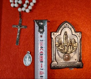 Fátima: altar con reliquia, rosario, libro y med.