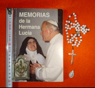 Fátima: altar con reliquia, rosario, libro y med.