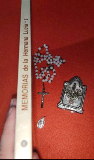 Fátima: altar con reliquia, rosario, libro y med.