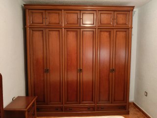 Armario grande y espacioso de madera.