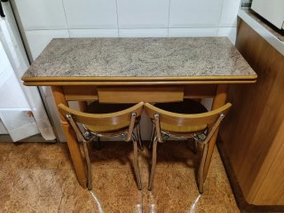 Mesa extensible y 2 Sillas Cocina. Perfecto estado