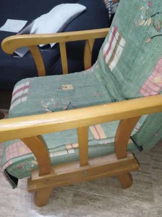 Mecedora de tela y madera 20€