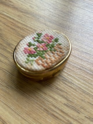 Pastillero vintage – bordado a punto de cruz
