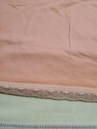 Camiseta interior rosa con encaje