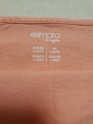 Camiseta interior rosa con encaje