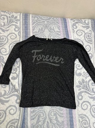Camiseta negra con mensaje Forever