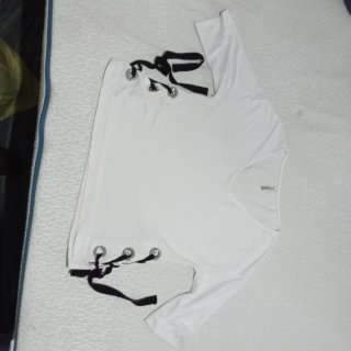 Camiseta blanca con cordones
