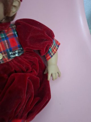Muñeco Vintage con Conjunto de Terciopelo